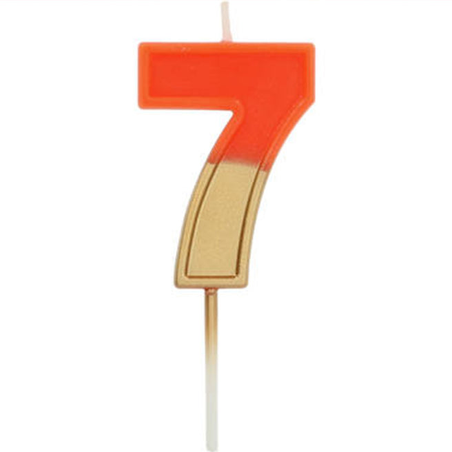 Oranje met goudkleurige verjaardagskaars in de vorm van het cijfer 7.
