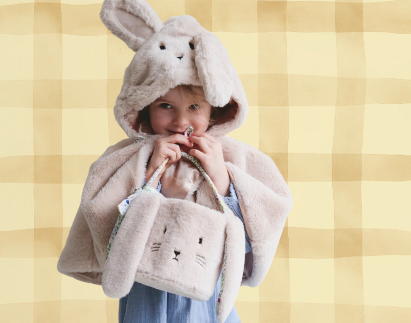 kind in konijnenoutfit met paasmandje uit Paascollectie