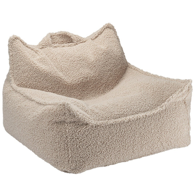 Wigiwama beige kinderzitzak stoel met teddy textuur, leeg en schuin gefotografeerd.