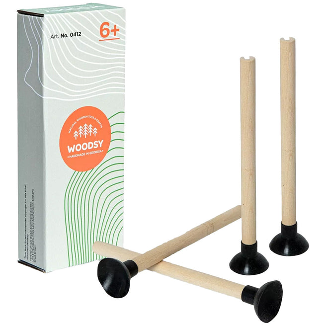 Woodsy speelgoedpijlen van hout en rubber met zuignappen, naast de Woodsy verpakking.